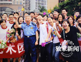 阎肃在和中央财经大学的同学在一起