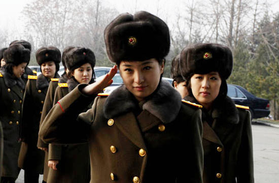 朝鲜牡丹峰乐团女兵敬礼致意