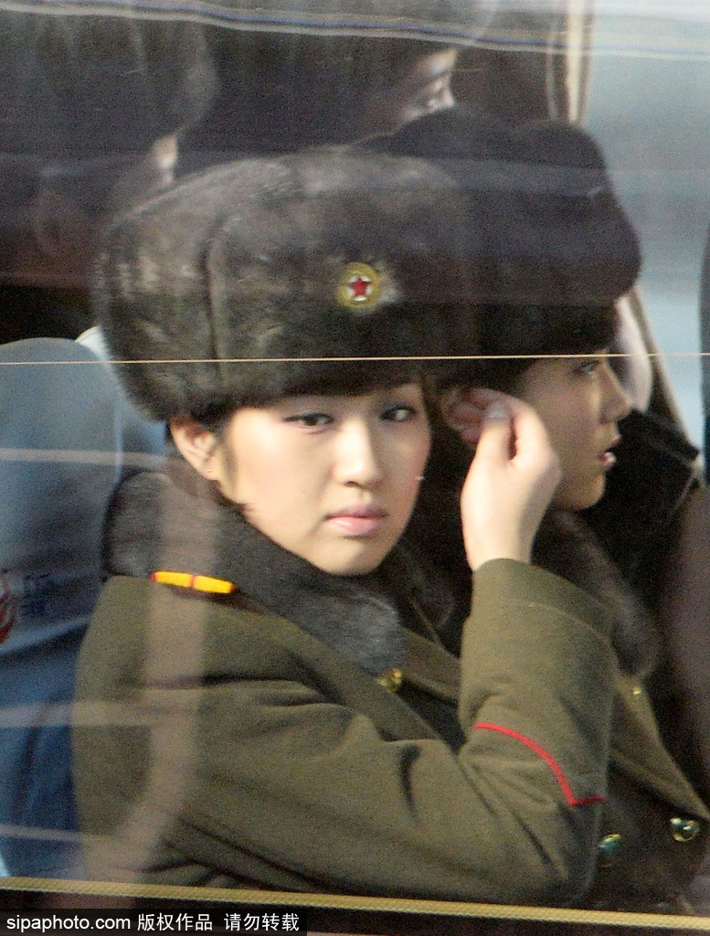 朝鲜牡丹峰乐团成员抵达北京站