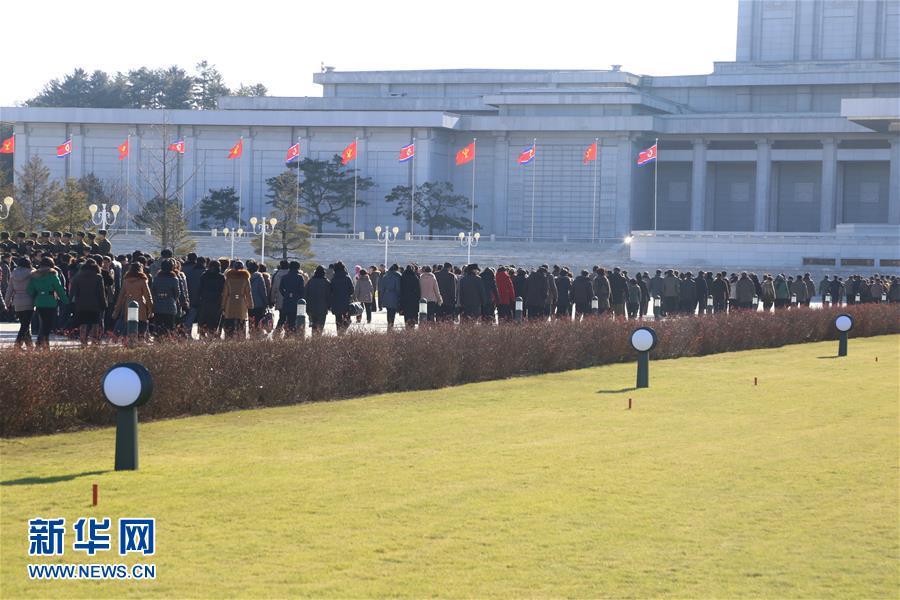 朝鲜民众纪念金正日逝世四周年 排长队献花