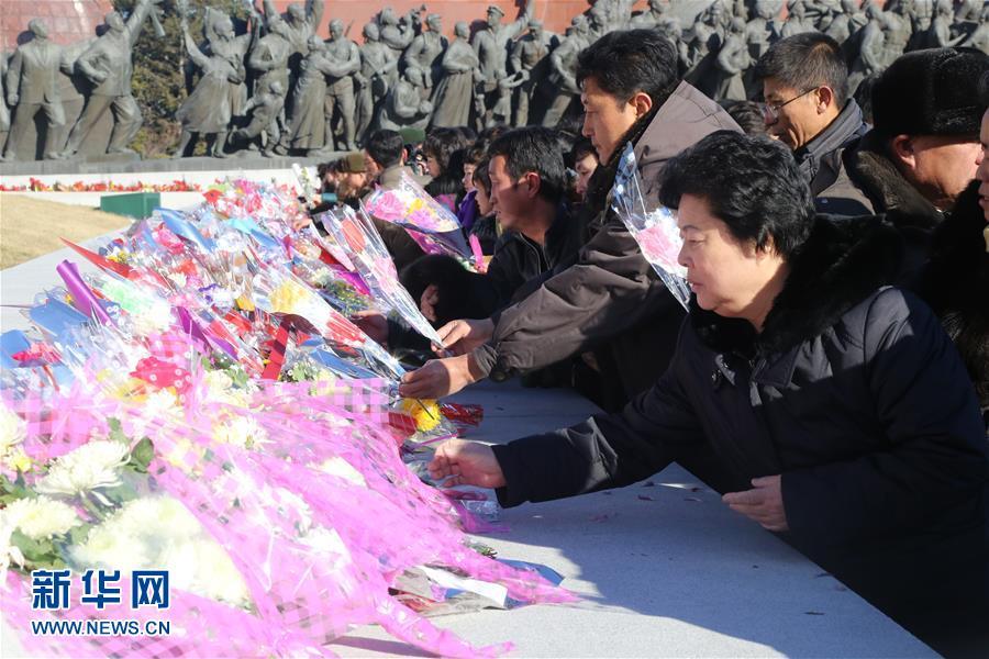 朝鲜民众纪念金正日逝世四周年 排长队献花