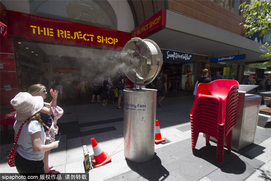 “水深火热”南半球 澳大利亚高温难耐街头摆降温神器