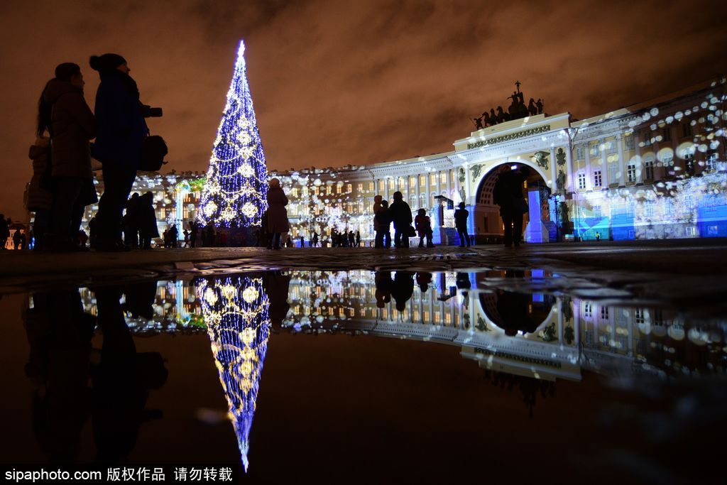 俄罗斯圣彼得堡亮起圣诞灯饰 色彩变化似童话世界