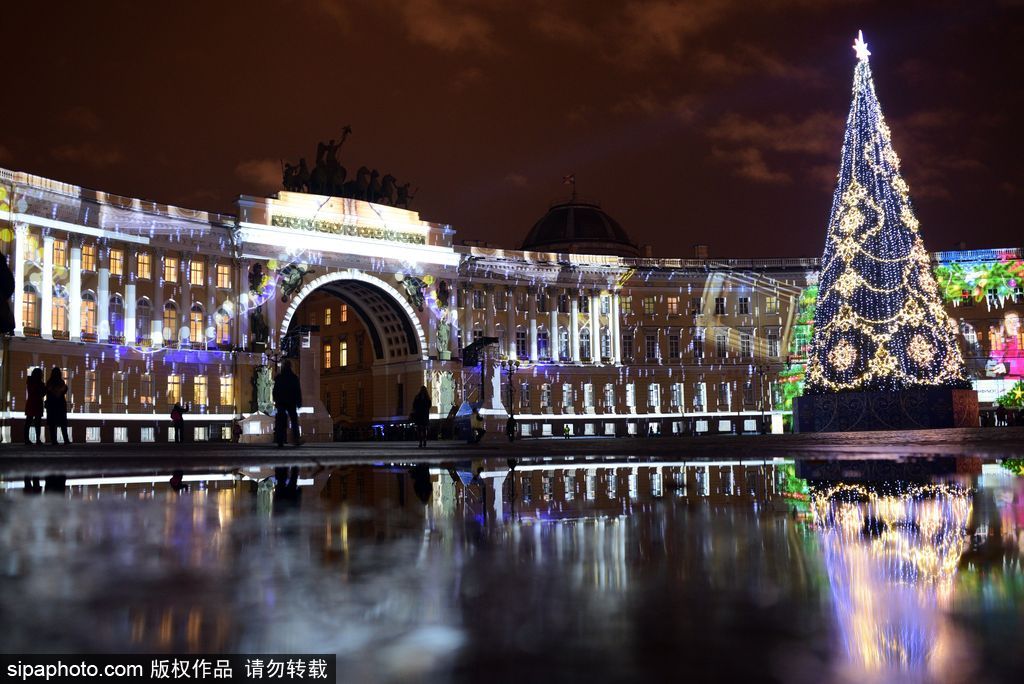 俄罗斯圣彼得堡亮起圣诞灯饰 色彩变化似童话世界