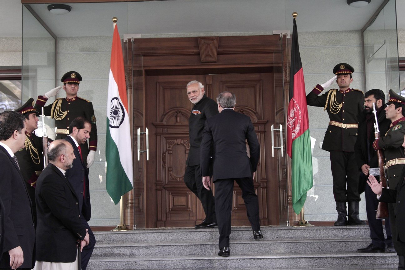 印总理莫迪首次访问巴基斯坦 与巴总理会面