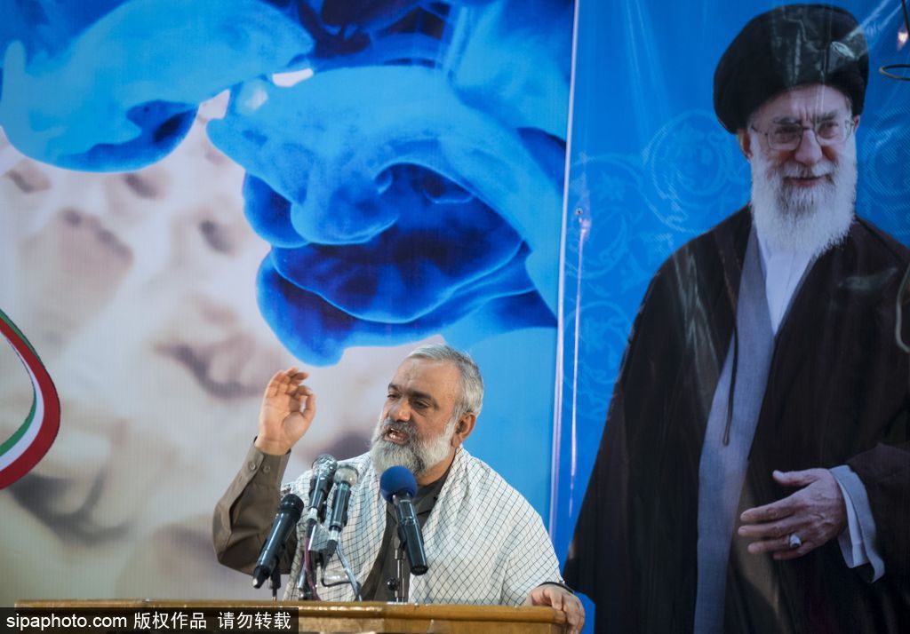 伊朗清真寺举行反美集会 悬挂海报恶搞奥巴马