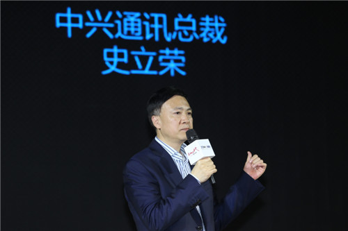 2019央视十大经济人物_...心向2010年CCTV十大经济人物评选活动现场提供钢琴