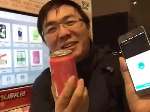 台湾3C达人初次体验支付宝买饮料 兴奋极了