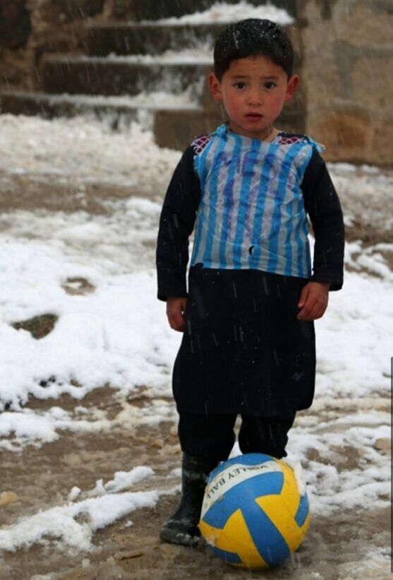 阿富汗塑料球衣男孩走红网络 球星梅西将与他