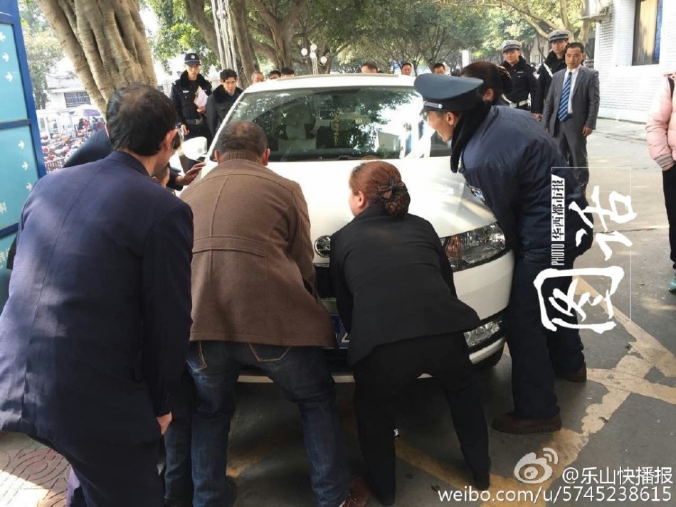 小车阻挡医院生命通道 众人合力抬开（图）