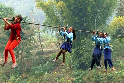 尼泊尔学生冒险悬挂绳桥渡河上学