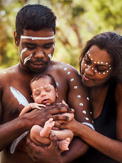 记录土著民新生儿神圣仪式之美