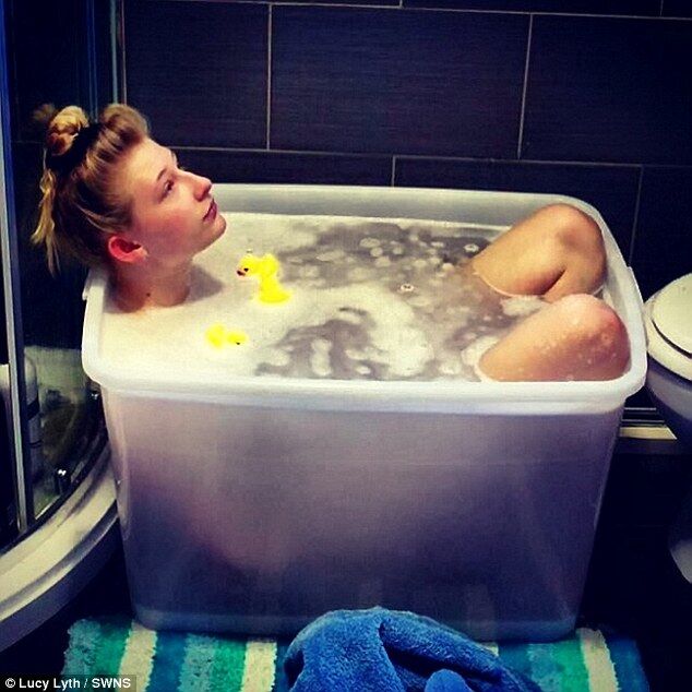 英国女大学生宿舍自制浴缸 享受泡澡减压