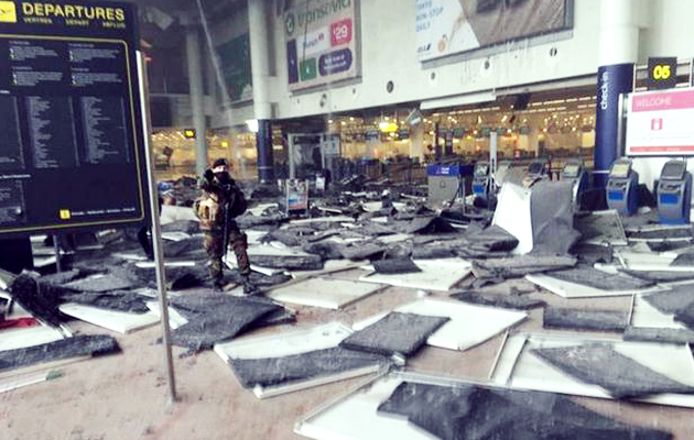 比利时爆炸机场大厅 安全员高喊 行李不能带走