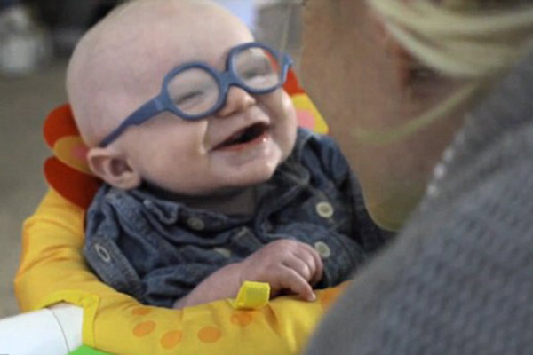 一个戴眼镜的人在走路猜成语_看图猜成语(2)