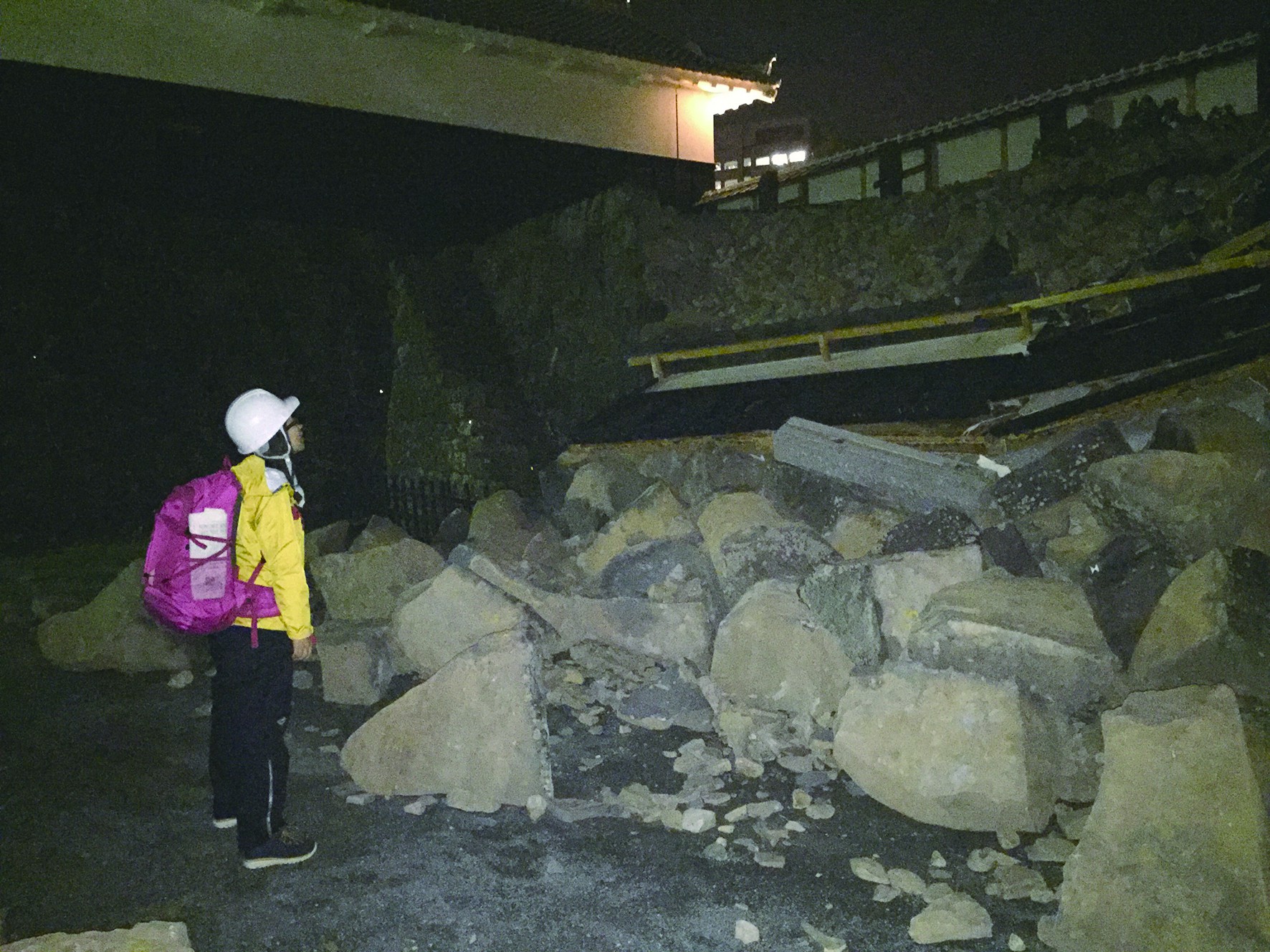 《环球时报》记者夜探熊本地震灾区 超市货架抢购一空