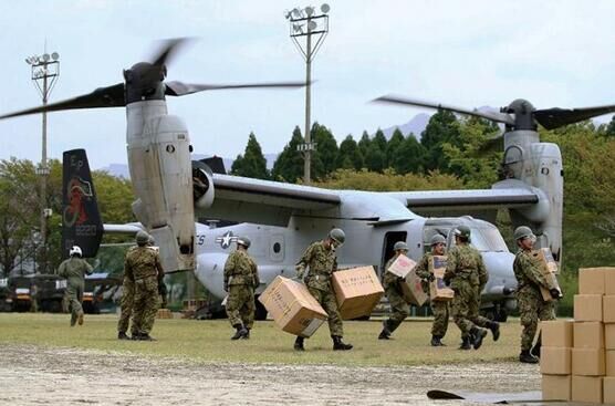美军首次出动“鱼鹰”运输机参与日本地震灾后救援