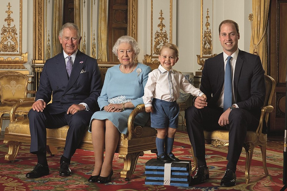 英国女王伊丽莎白庆祝90岁生辰 四世同堂合照其乐融融