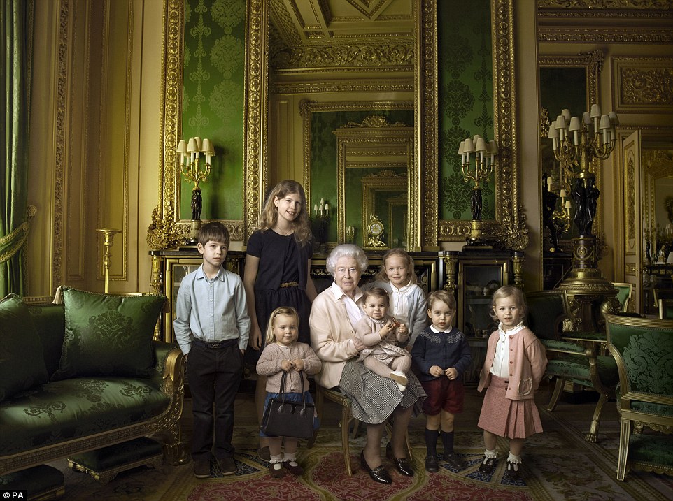 英国女王庆祝90岁大寿 祖孙满堂合照纪念(图)