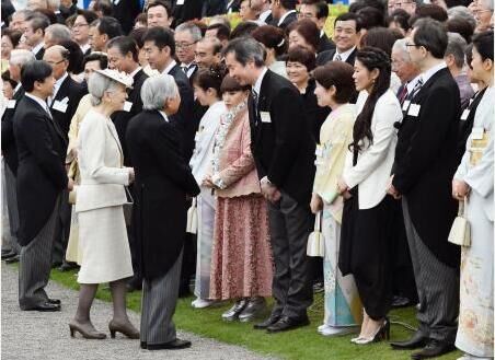 日本天皇夫妇主办春季园游会 询问熊本地震灾情