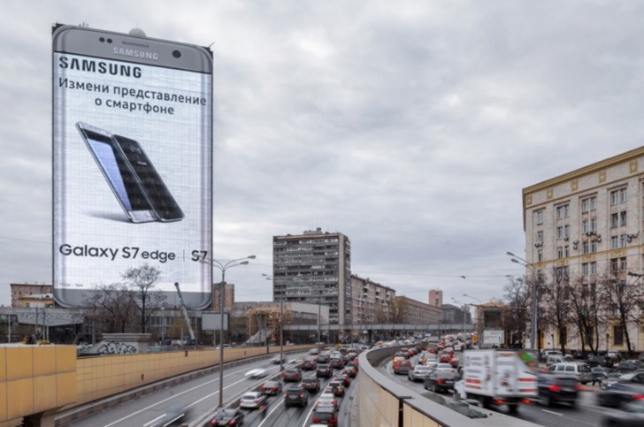 三星巨型广告牌悬挂莫斯科80米高楼 猛推S7 Edge