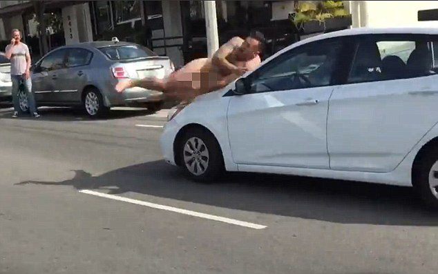 美国一全裸男子无故冲向轿车疑似“碰瓷”