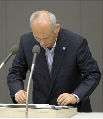 日东京都知事就乱用高额政治资金问题公开道歉