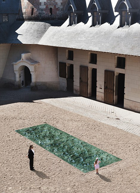 逼真！法城堡展出绿色大理石“游泳池”引围观