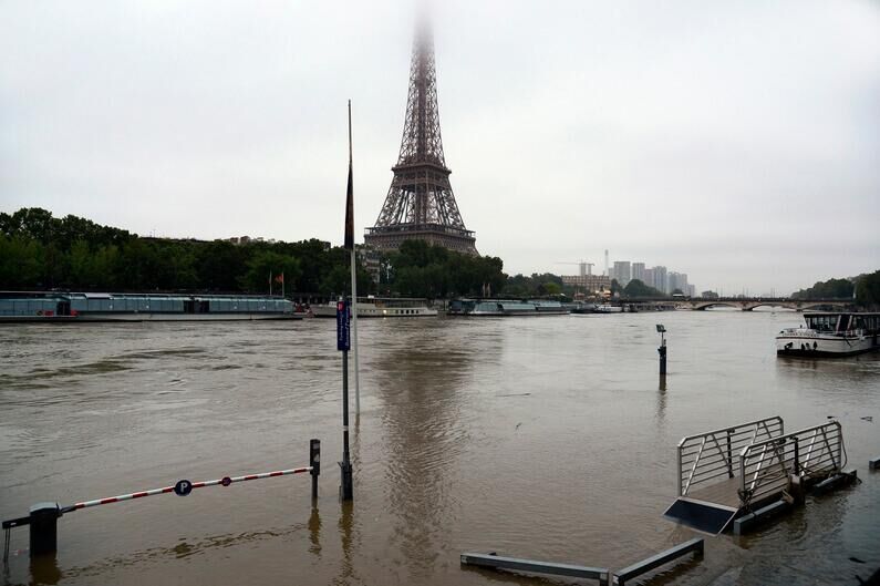 巴黎塞纳河水位继续上涨 致卢浮宫被关闭