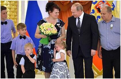 俄小女孩见普京大哭 妈妈解释称是因为累和紧张