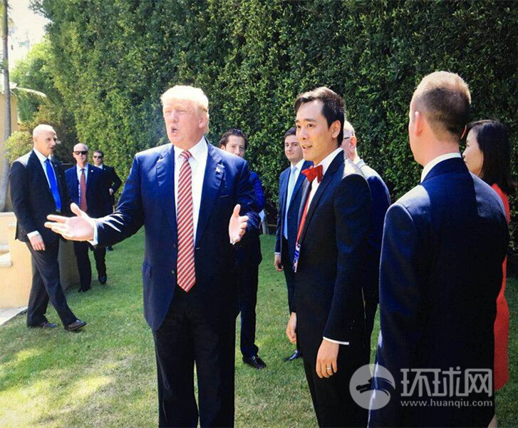 特朗普首次与华裔支持者近距离接触 家中会见华裔助选团