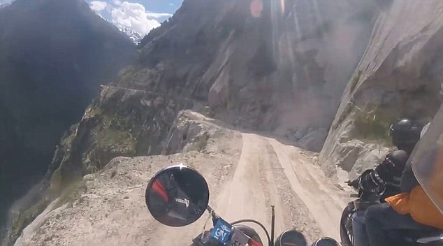 惊心动魄！印度男子悬崖边小路骑摩托车