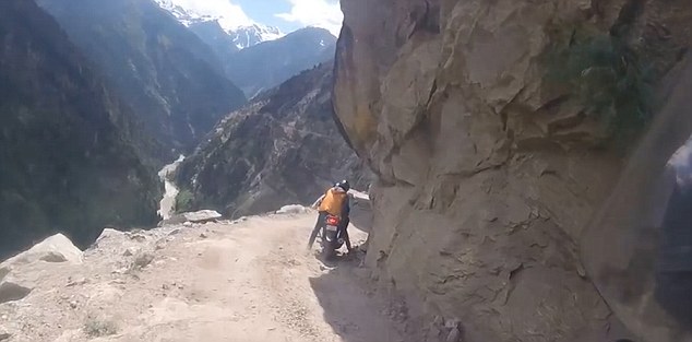 惊心动魄！印度男子悬崖边小路骑摩托车