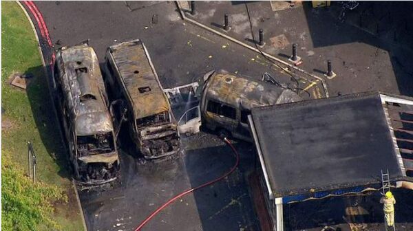 英国萨里郡一医院发生5次爆炸 3辆急救车被毁