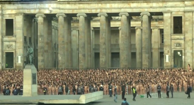 哥伦比亚6000人全裸拍合照呼吁国家和平