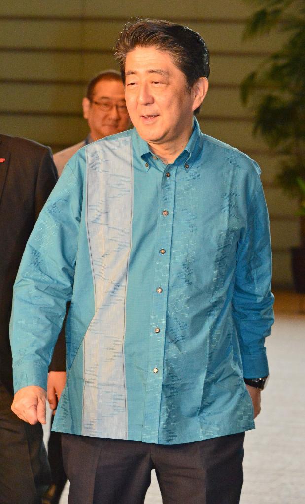 日内阁成员集体穿冲绳传统服装开会 安倍：很凉爽