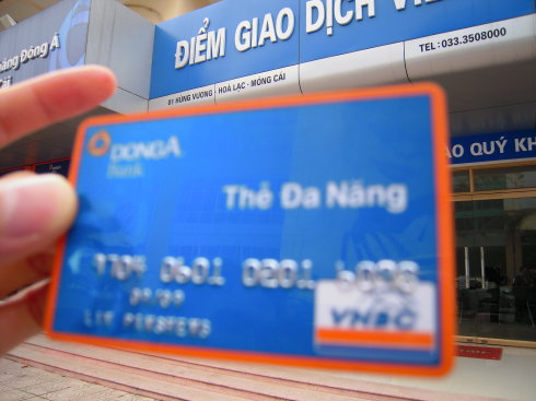 两名中国人涉嫌在河内非法复制银行卡信息并疯狂盗刷被捕