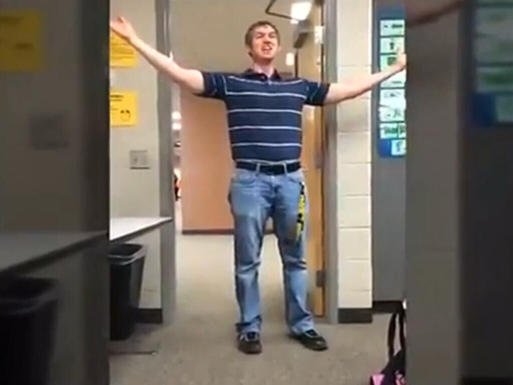 美高校毕业生拍教师纪念视频引热议 老师：开始有点羞