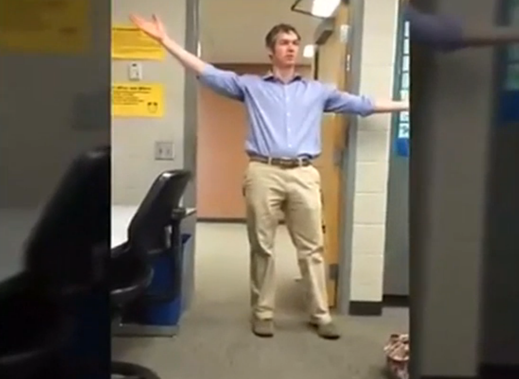 美高校毕业生拍教师纪念视频引热议 老师：开始有点羞