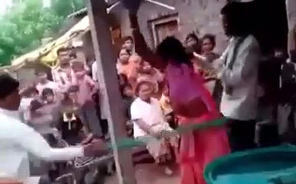 印度男子家门前暴打出轨妻子及其情人引争议