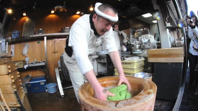 日本厨师用空手道手法打年糕 快如闪电