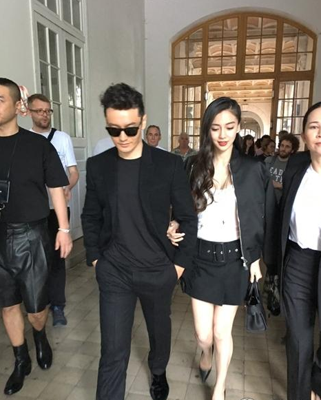 黄晓明Baby恩爱秀到了巴黎 牵手看秀不放开