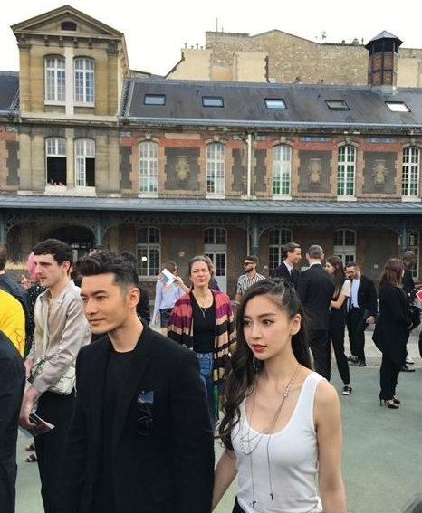 黄晓明Baby恩爱秀到了巴黎 牵手看秀不放开