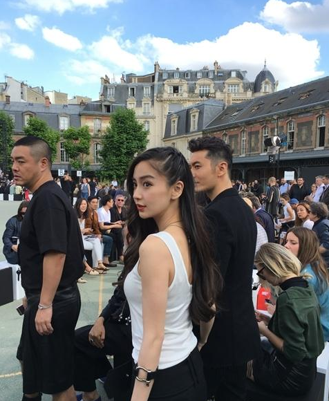 黄晓明Baby恩爱秀到了巴黎 牵手看秀不放开