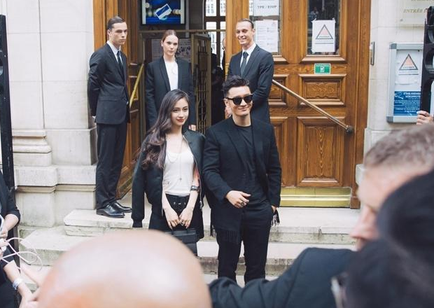 黄晓明Baby恩爱秀到了巴黎 牵手看秀不放开