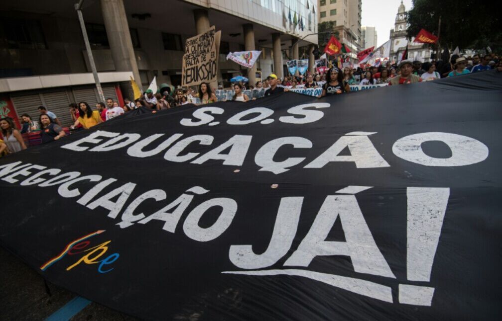 巴西数千人游行 呼吁增加公共部门投资并抵制奥运
