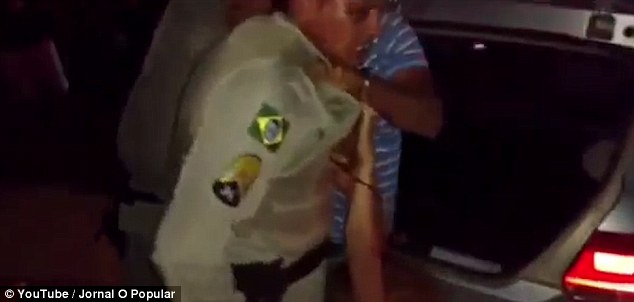 巴西一父亲为阻止警察逮捕儿子夺枪射杀警察