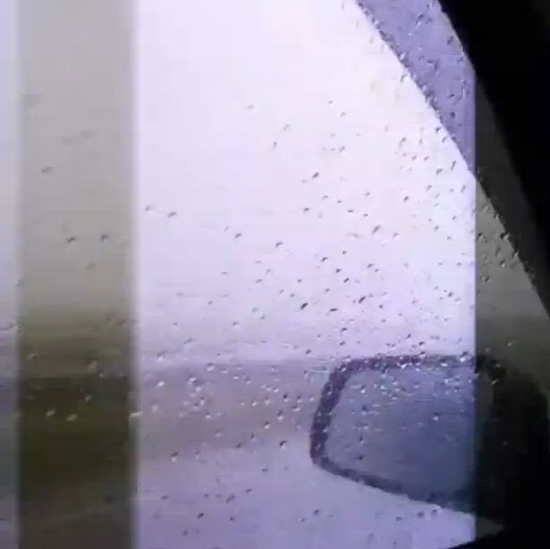 男子用手机分享应用拍摄天气时遭雷劈