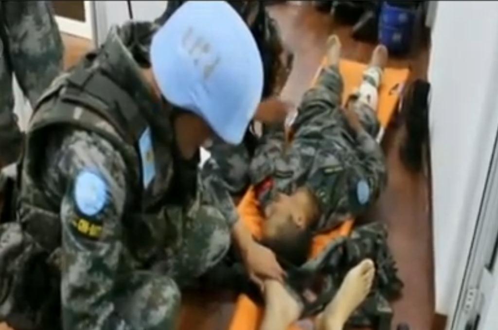 目前,袭击已经造成中国维和人员2人牺牲,5人受伤.图为救治画面.