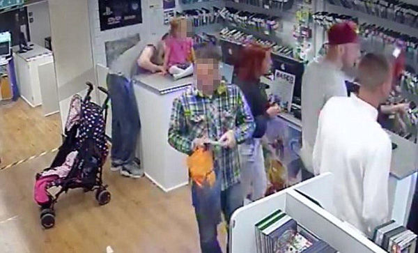 英男子利用女儿打掩护在商店盗取手机